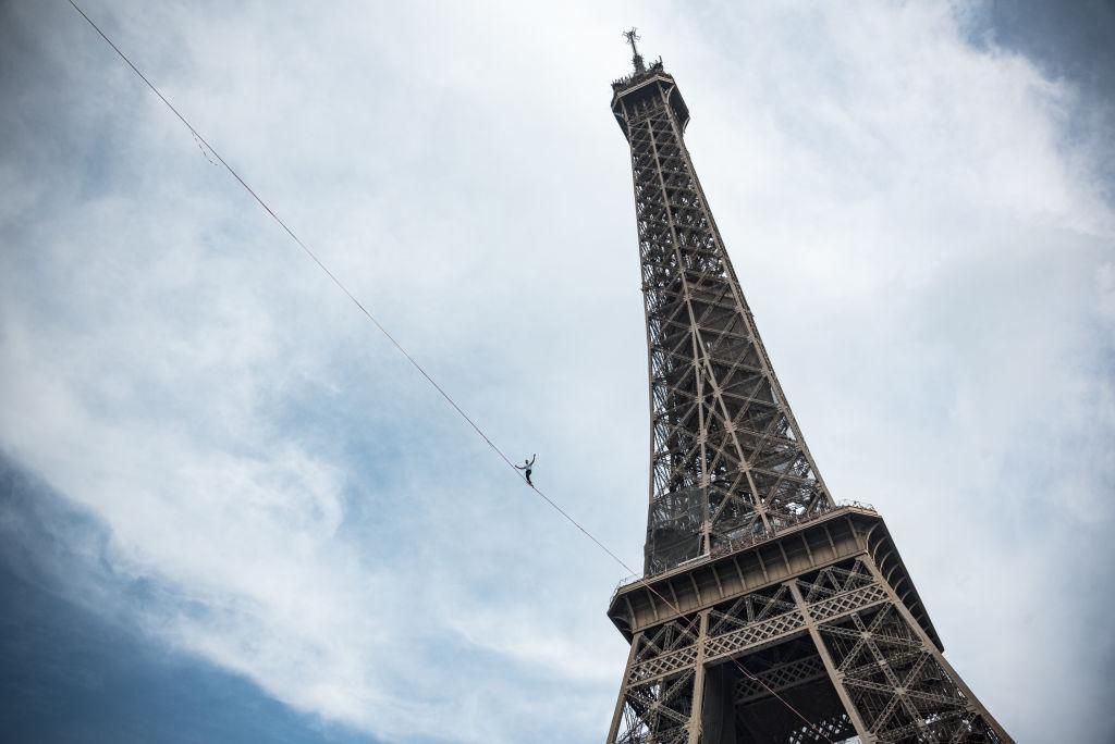 Hajmeresztő párizsi kaland: séta 70 méterrel a város fölött