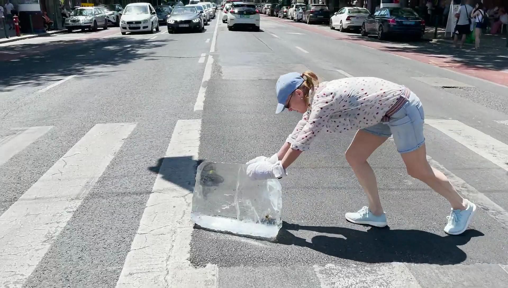 Kováts Adél egy mázsás jégtömböt tolt végig a városon