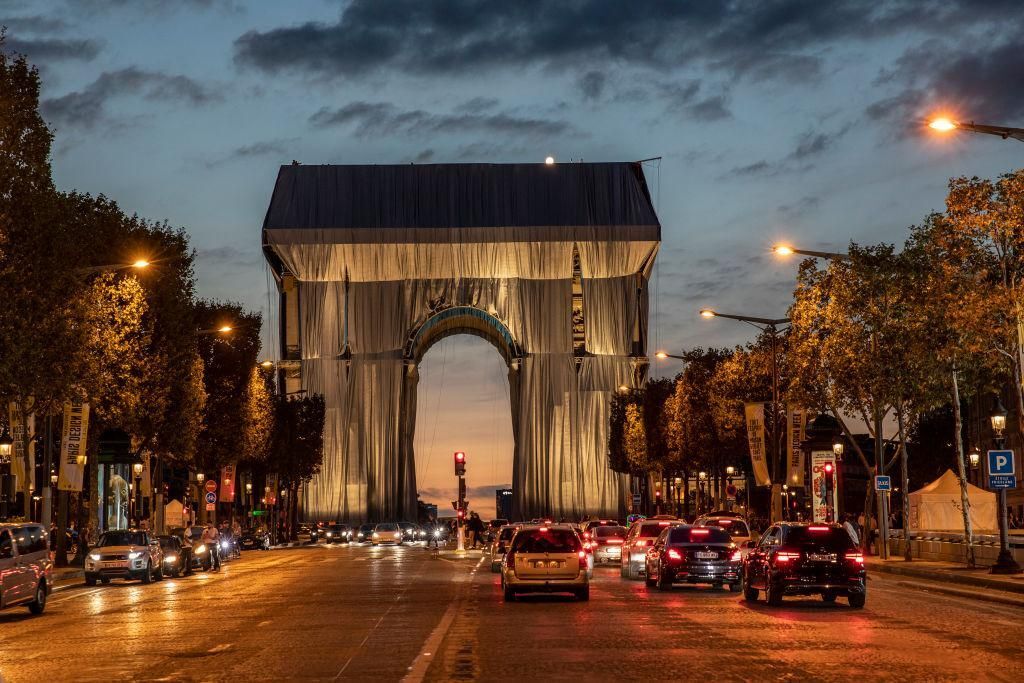 Becsomagolták a párizsi Diadalívet