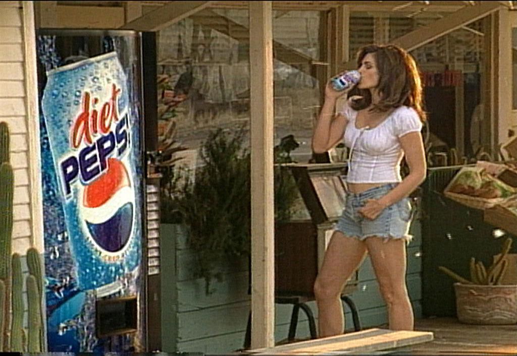 A híres Pepsi-reklám helyszínén, ugyanabban a pózban fotózkodott Cindy Crawford, mint 29 éve