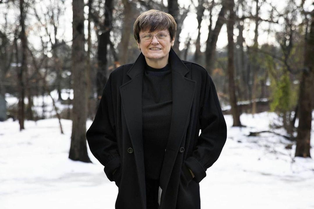 Karikó Katalin egy budai ház faláról néz vissza ránk