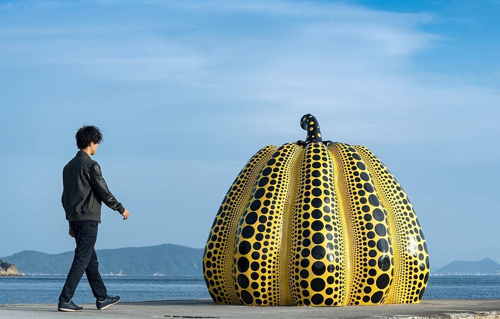 Elsodorta a tenger Yayoi Kusama egyik kültéri alkotását
