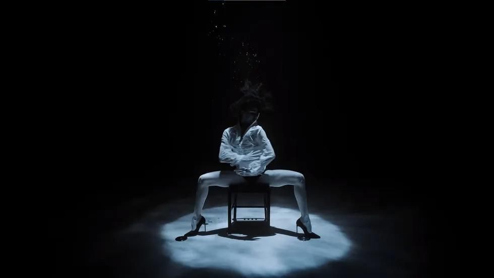 Ilyen, amikor egy táncművész egy 10 méter mély medencében tangózik