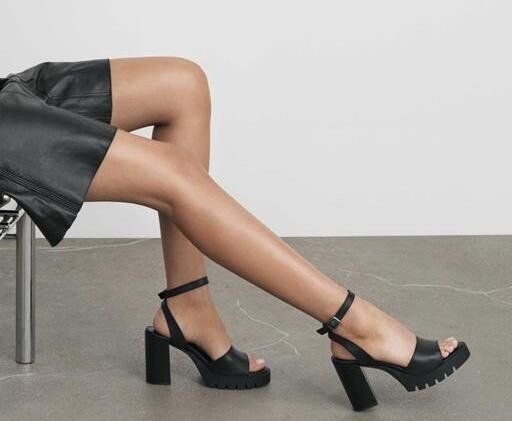 A platformszandálok továbbra is divatosak – mutatjuk, milyen színeket válassz idén