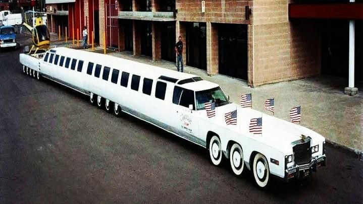 A világ leghosszabb autóján golfpálya, jacuzzi és helikopterleszálló is van​