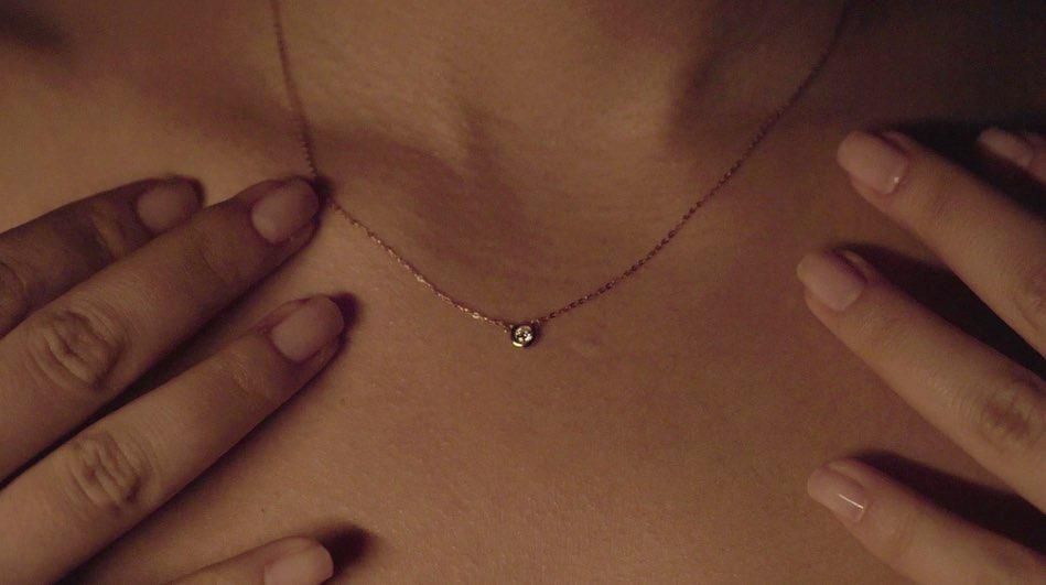 Ez a gyertya az utolsó pislákolásakor egy gyémánt nyaklánccal búcsúzik