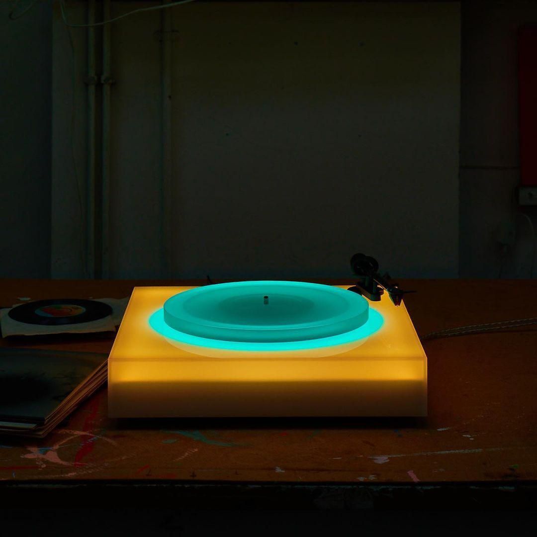 A zenére változnak ennek pszichedelikus színeket árasztó lemezlejátszónak a fényei