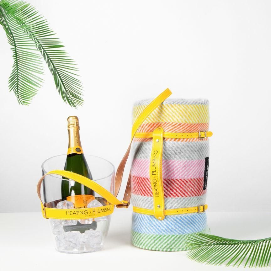 Bennünket melegen, a pezsgőnket hidegen tartja ez a piknikszett