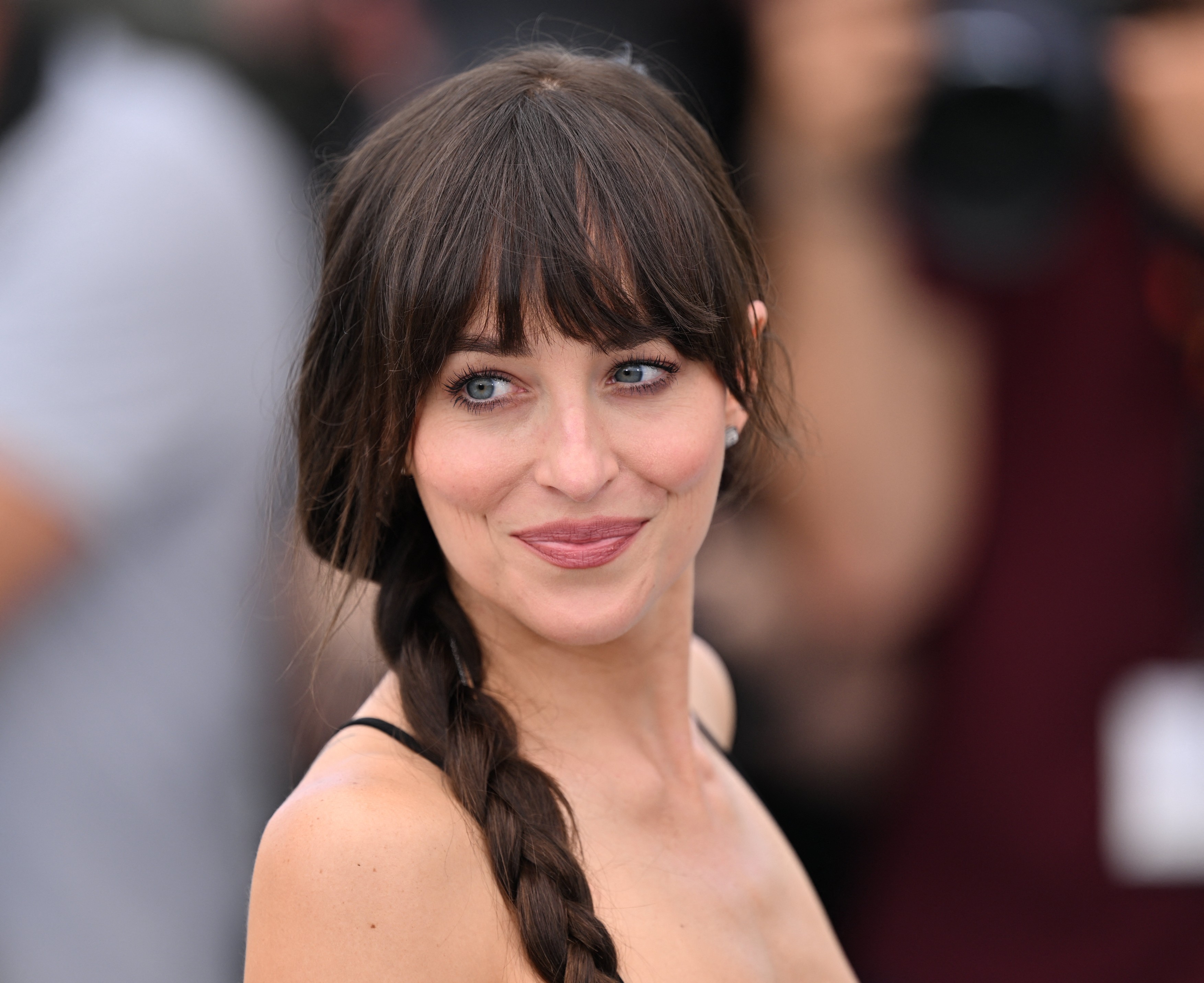 Dakota Johnson is bizonyítja, hogy ez a 90-es évekbeli farmertrend újra hódít