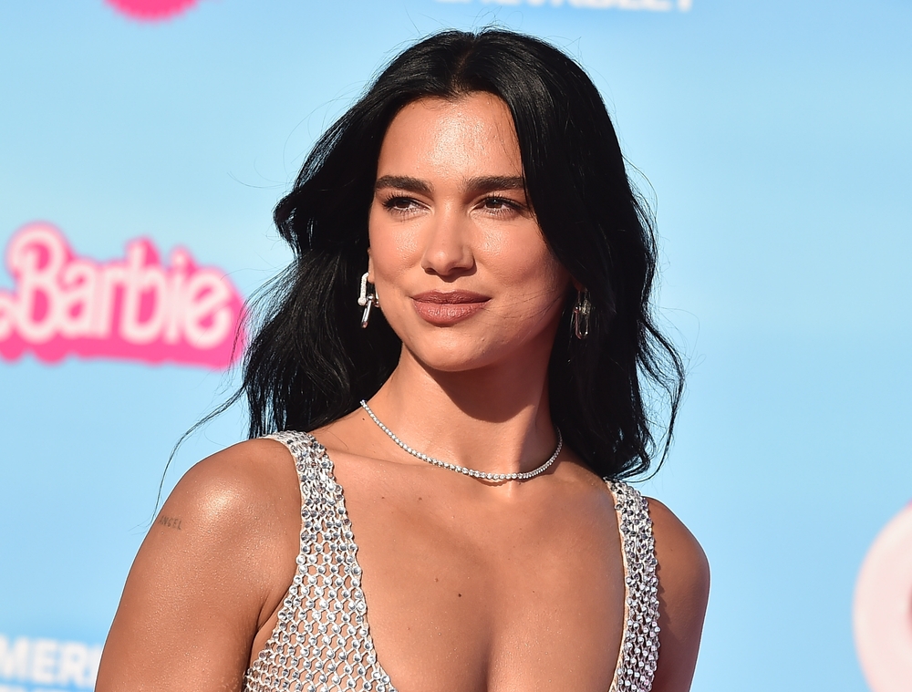 Dua Lipa virágos manikűrje a tökéletes nyári köröminspiráció
