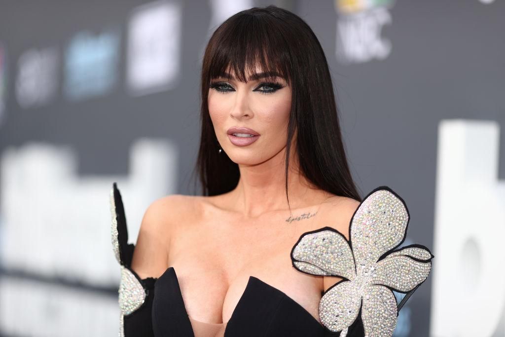 Megan Fox egyedi angyalkörmeivel gyermeke előtt tiszteleg