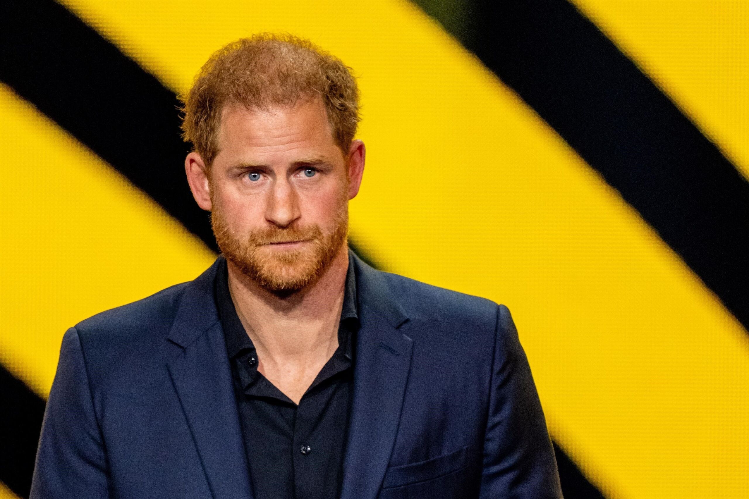 Videón Harry herceg, ahogy rossz házban keresi a barátját Londonban