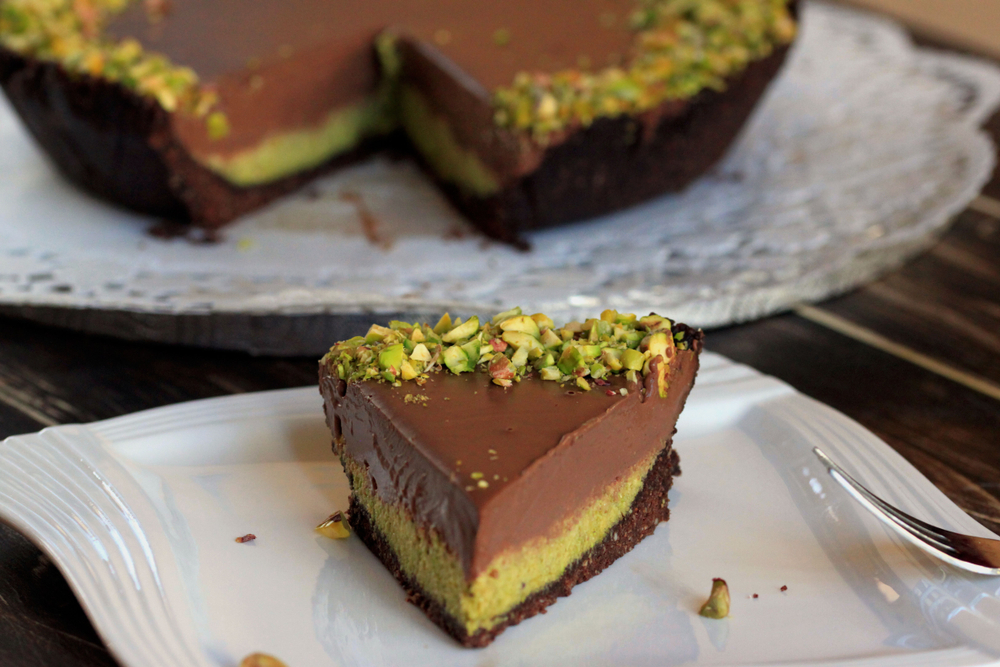 Isteni, sütés nélküli csokoládétorta pisztáciakrémmel