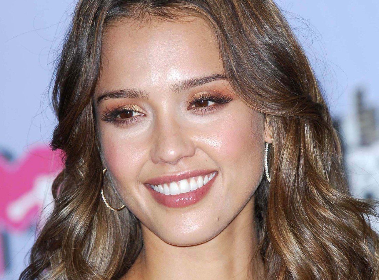 Már biztos, hogy ez a 2000-es évekbeli sminktrend a tavasz új őrülete