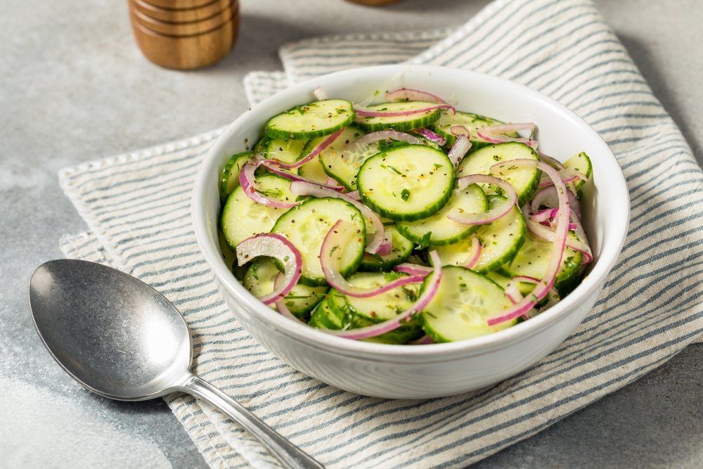 Könnyű és laktató: tavaszi uborkás cézársaláta recept