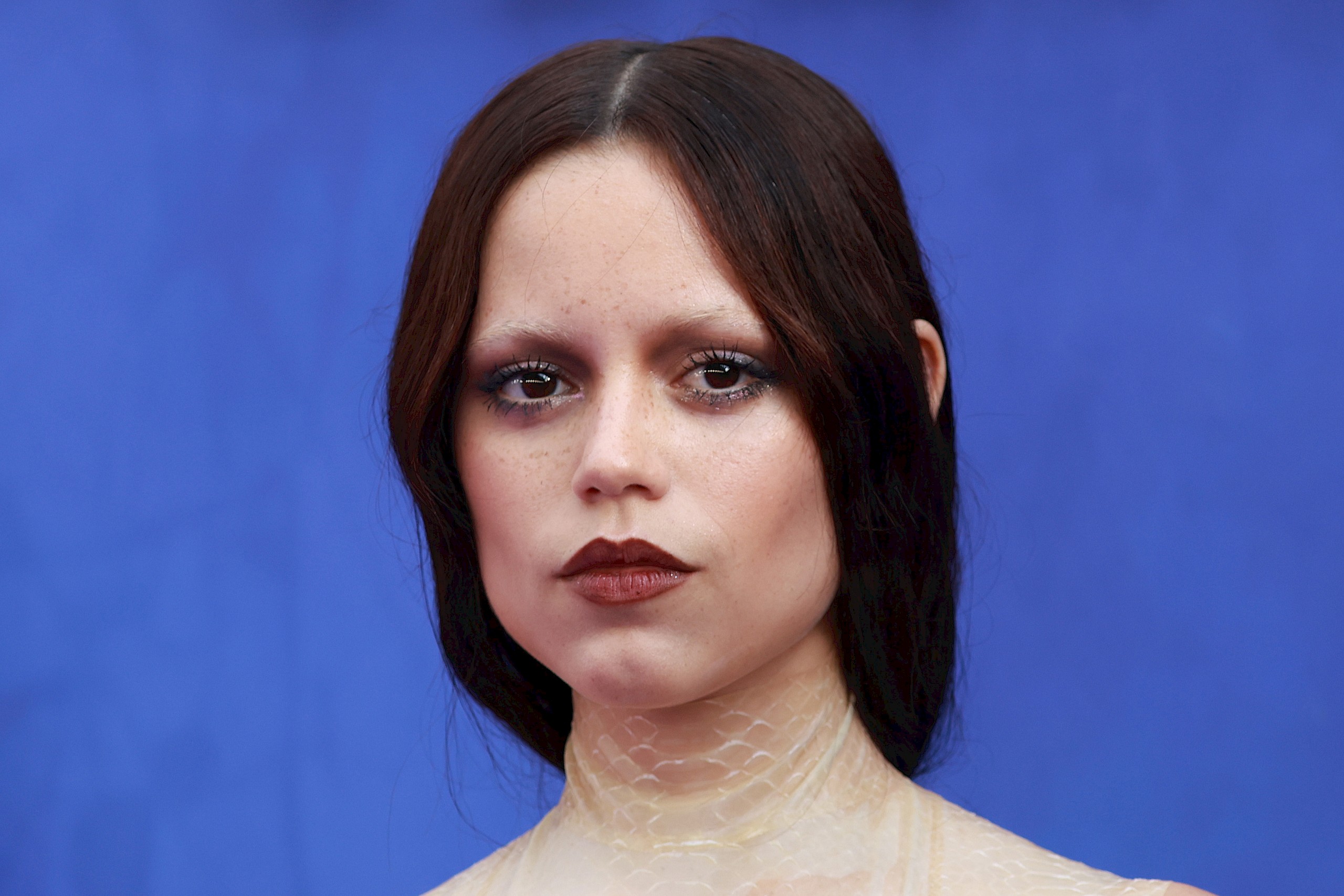 Nem bírunk betelni Jenna Ortega „gót angyal” szettjével a Wednesday bemutatóján