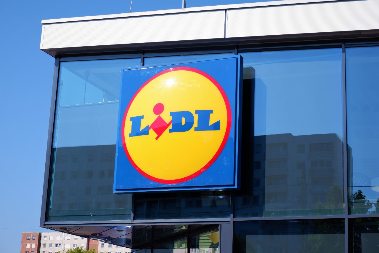 Ultramenő kollaborációra készül a Lidl ezzel a cipőmárkával
