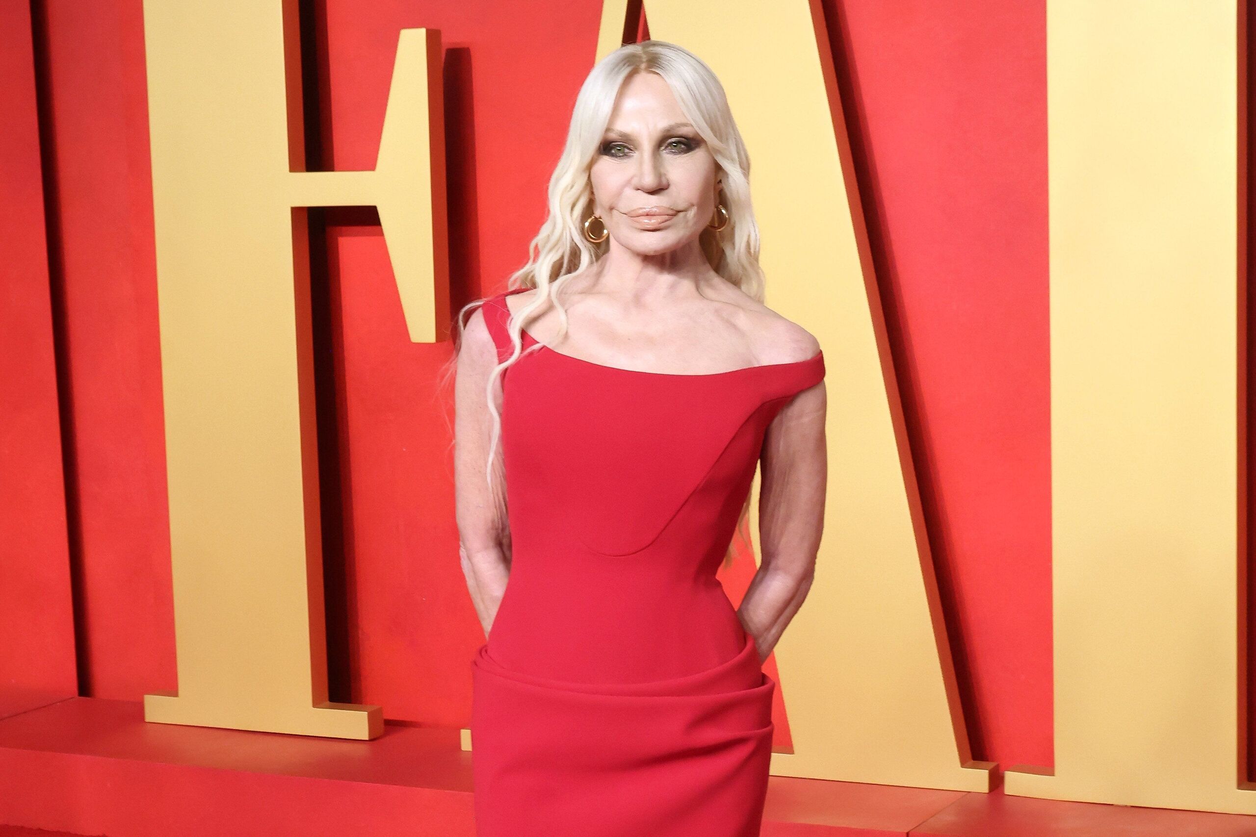 Donatella Versace 30 év után otthagyja a divatmárkáját