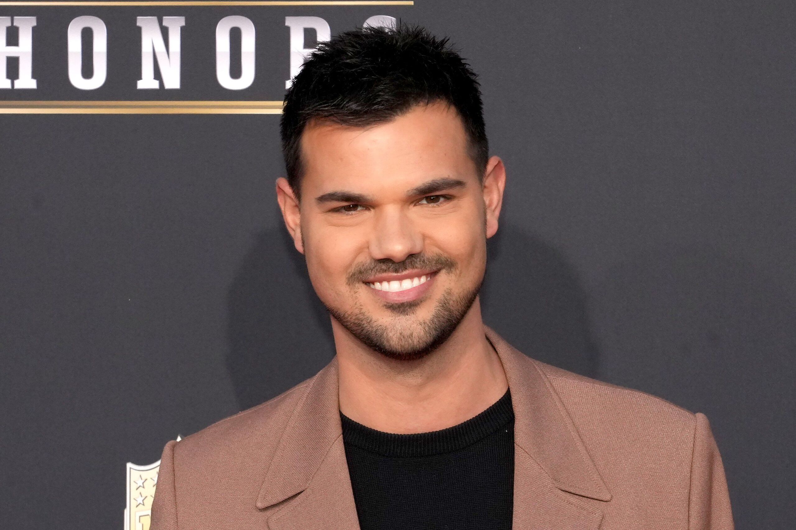 Taylor Lautner szenvedélyes üzenetben állt ki exe, Selena Gomez mellett