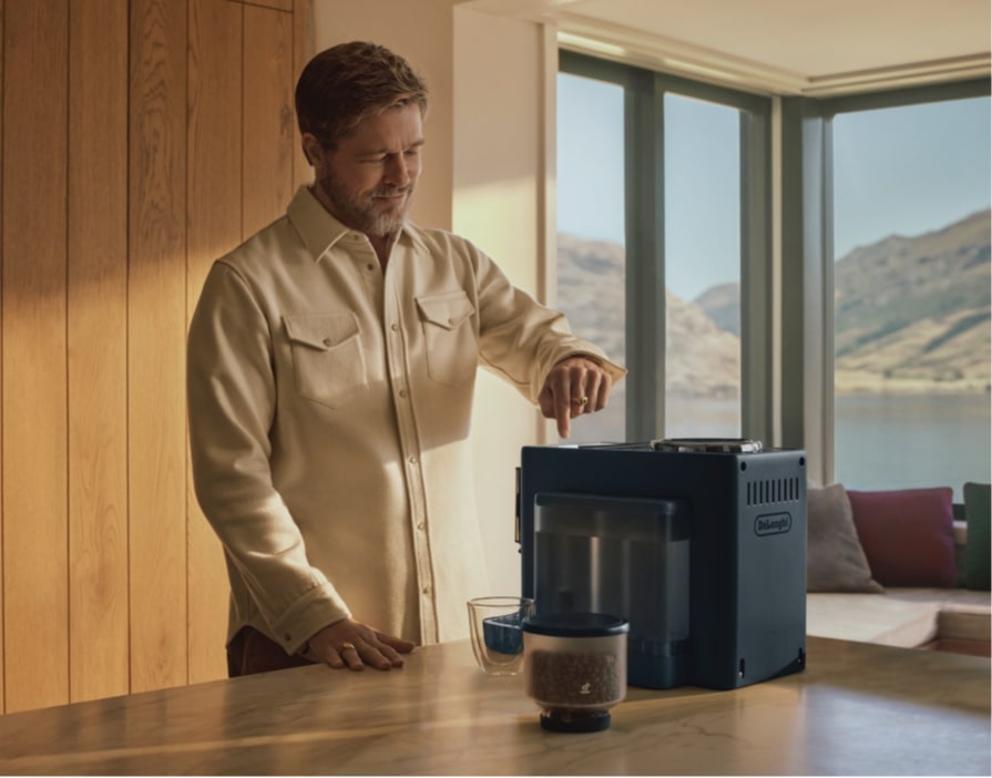 Brad Pitt új szerepben: kávéval csábít a De’Longhi kampányában (x)