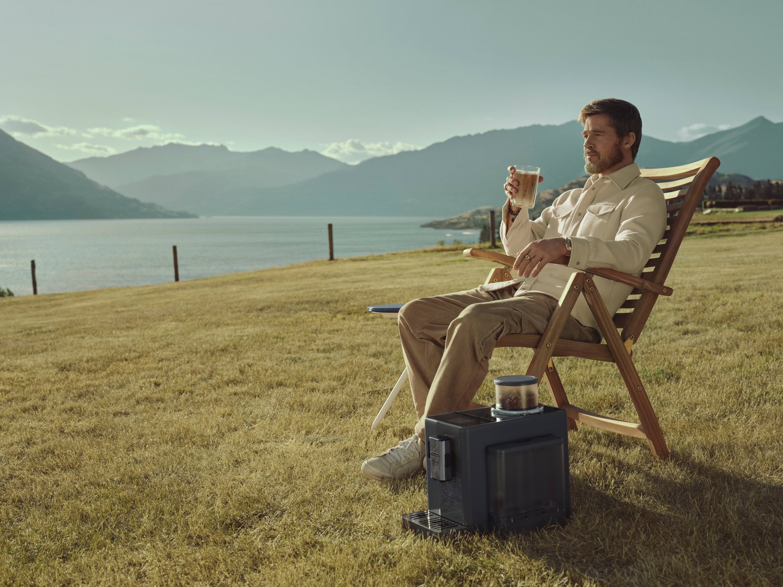 Brad Pitt új szerepben: kávéval csábít a De’Longhi kampányában (x)