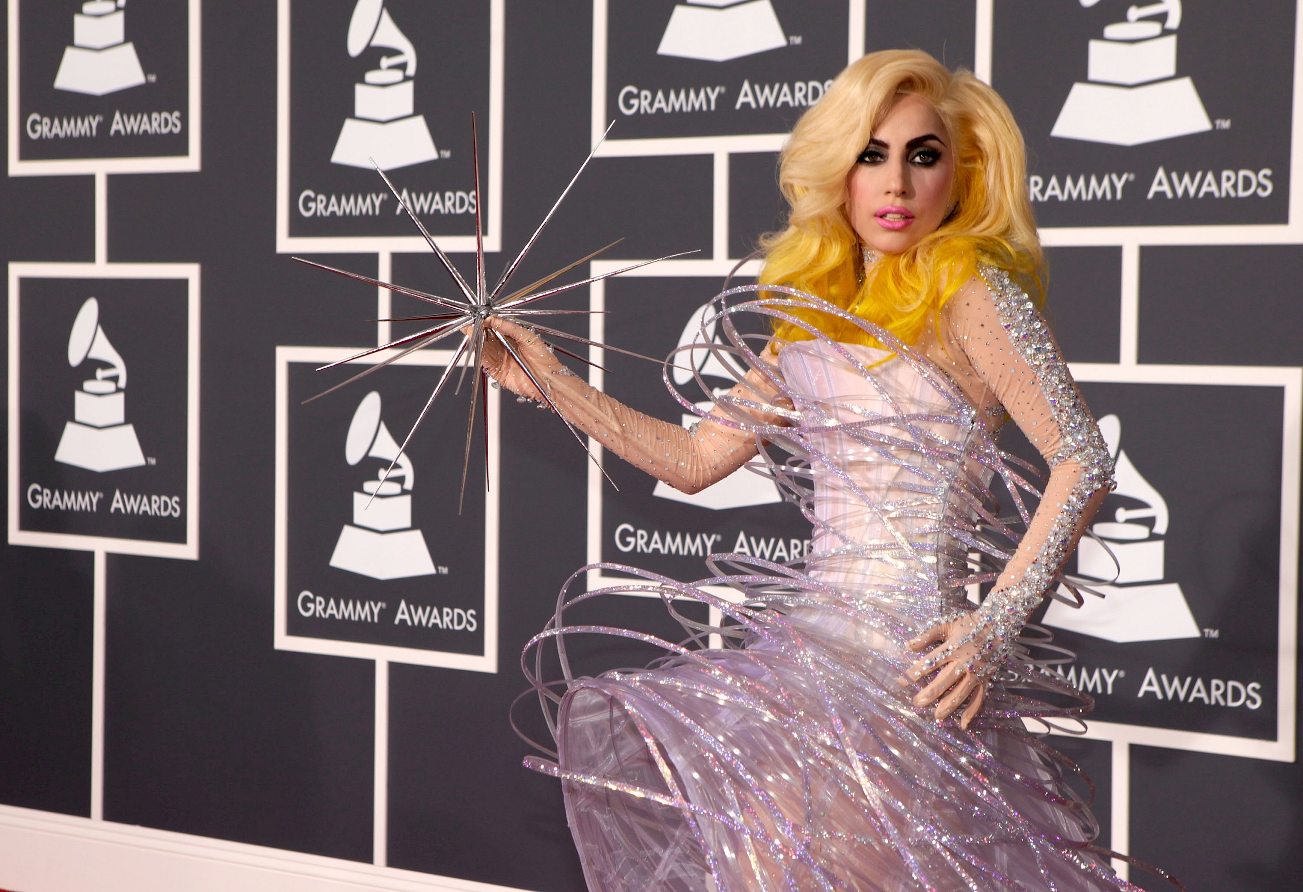 Akinél első helyen mindig az ember állt − 7 ikonikus vörösszőnyeges divatpillanat, amit Armaninak köszönhetünk