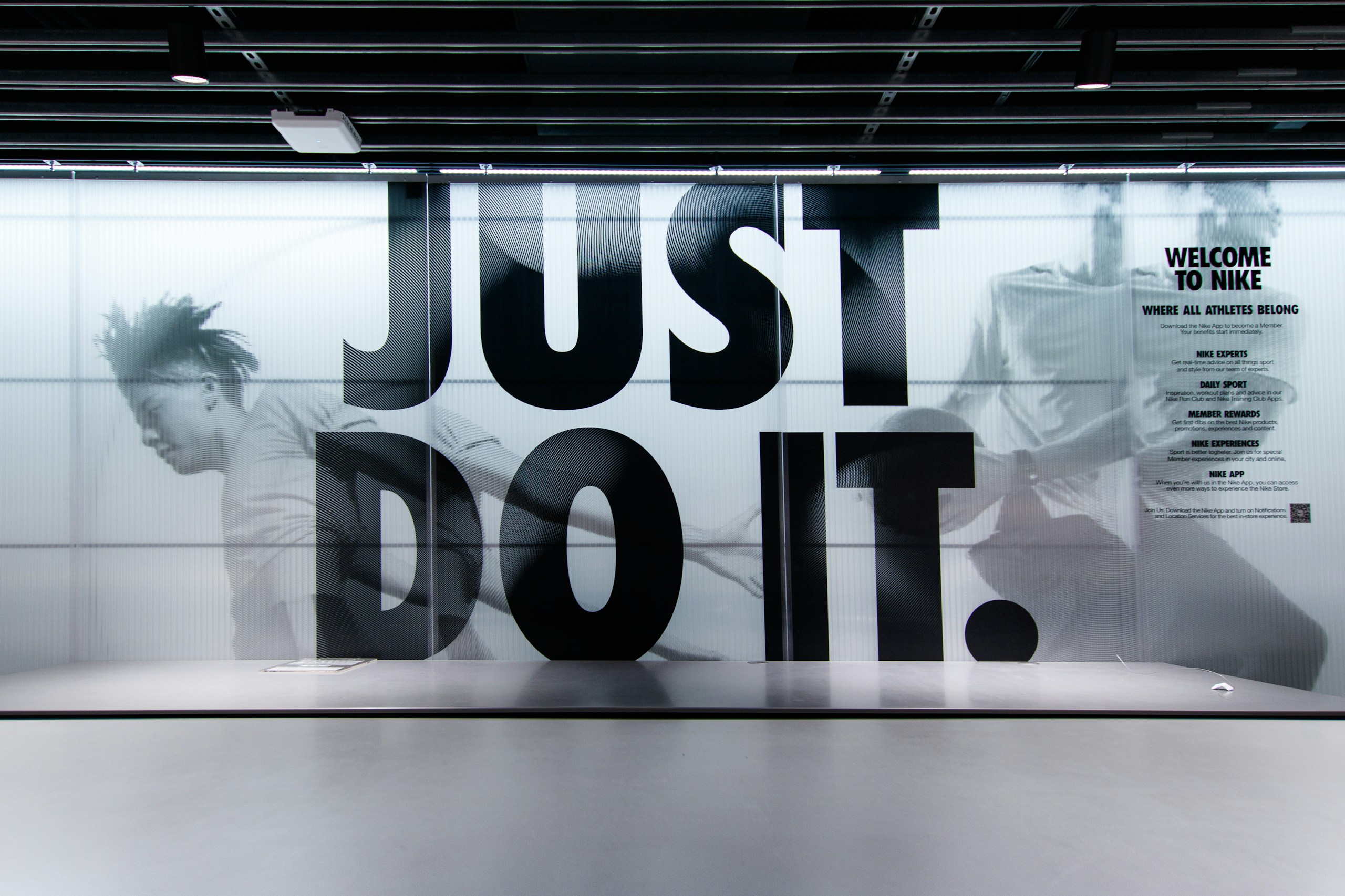Provokatív jelmondatra cserélte le 37 éves szlogenjét a Nike