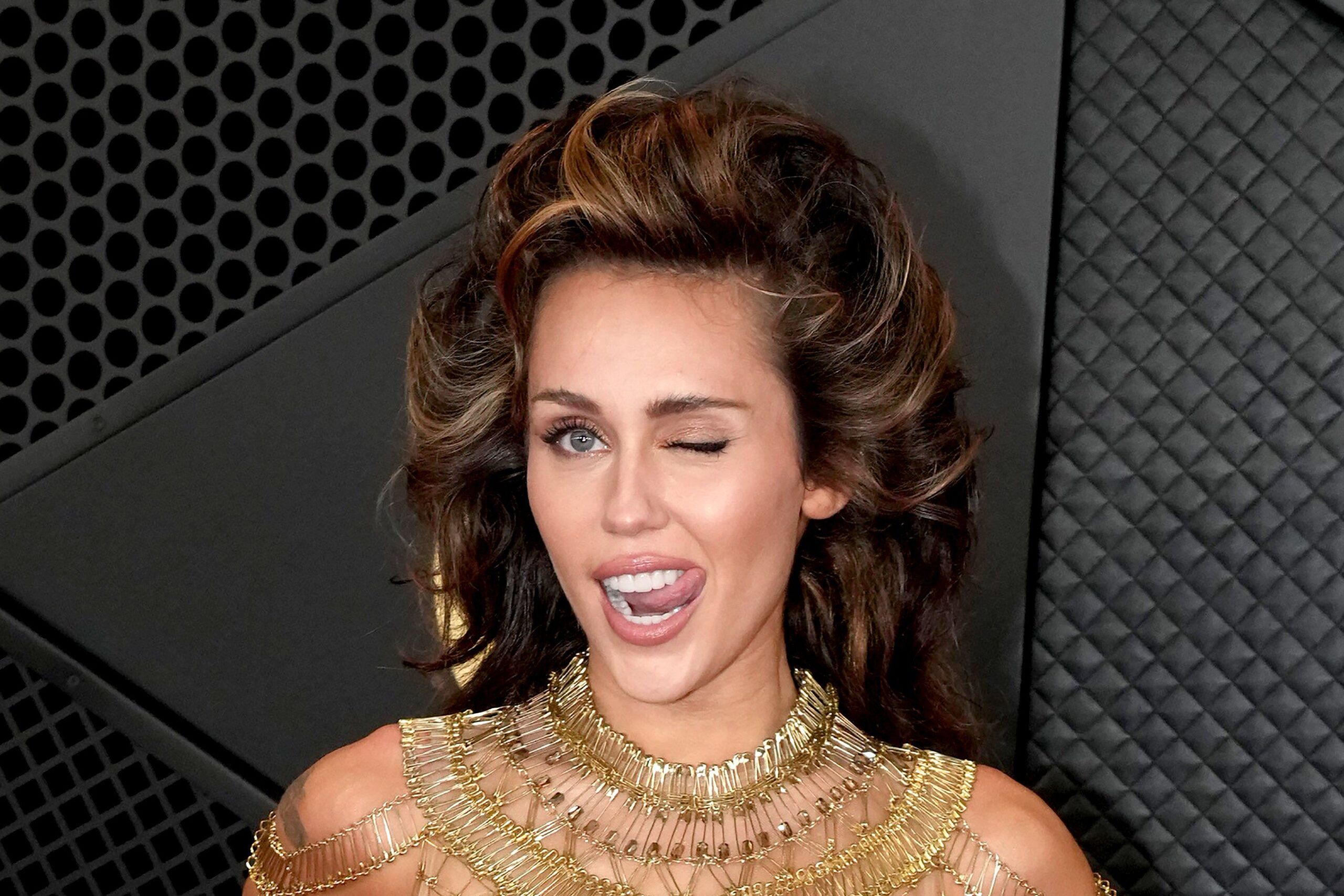 Miley Cyrus legújabb frizurája Pamela Andersont idézi meg