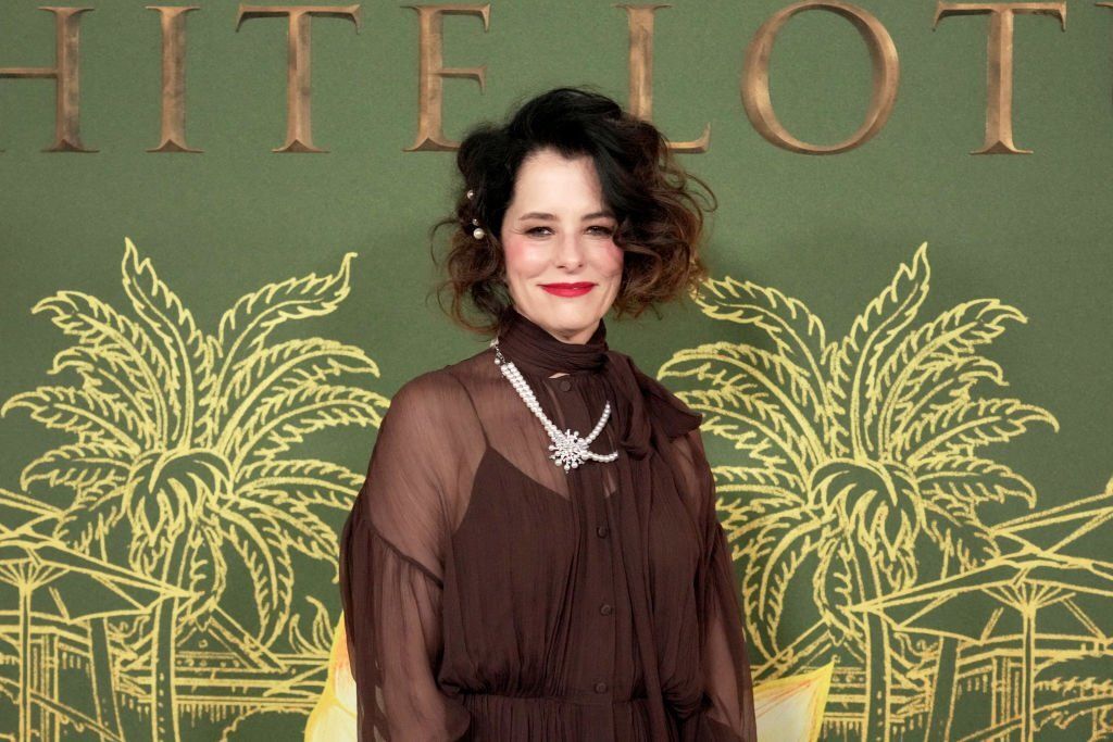 Parker Posey még nálad is jobban szereti A Fehér Lótuszbeli akcentusát