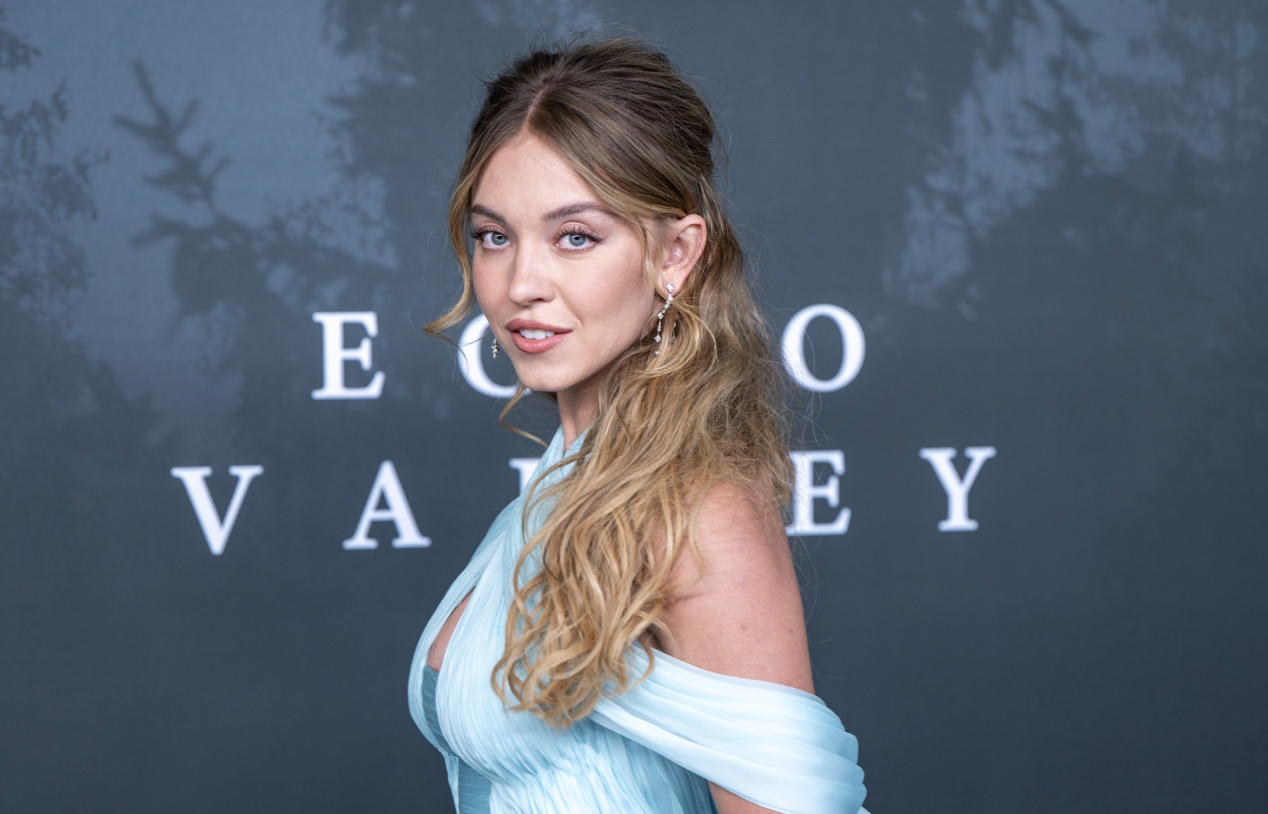 Sydney Sweeney 28. születésnapi megjelenésével Britney Spearst utánozta