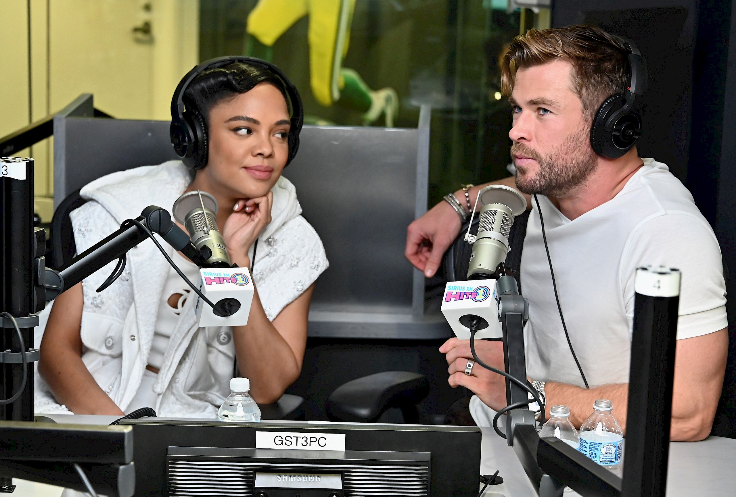 Tessa Thompson szerint Chris Hemsworth csak egy „izmos csecsemő”