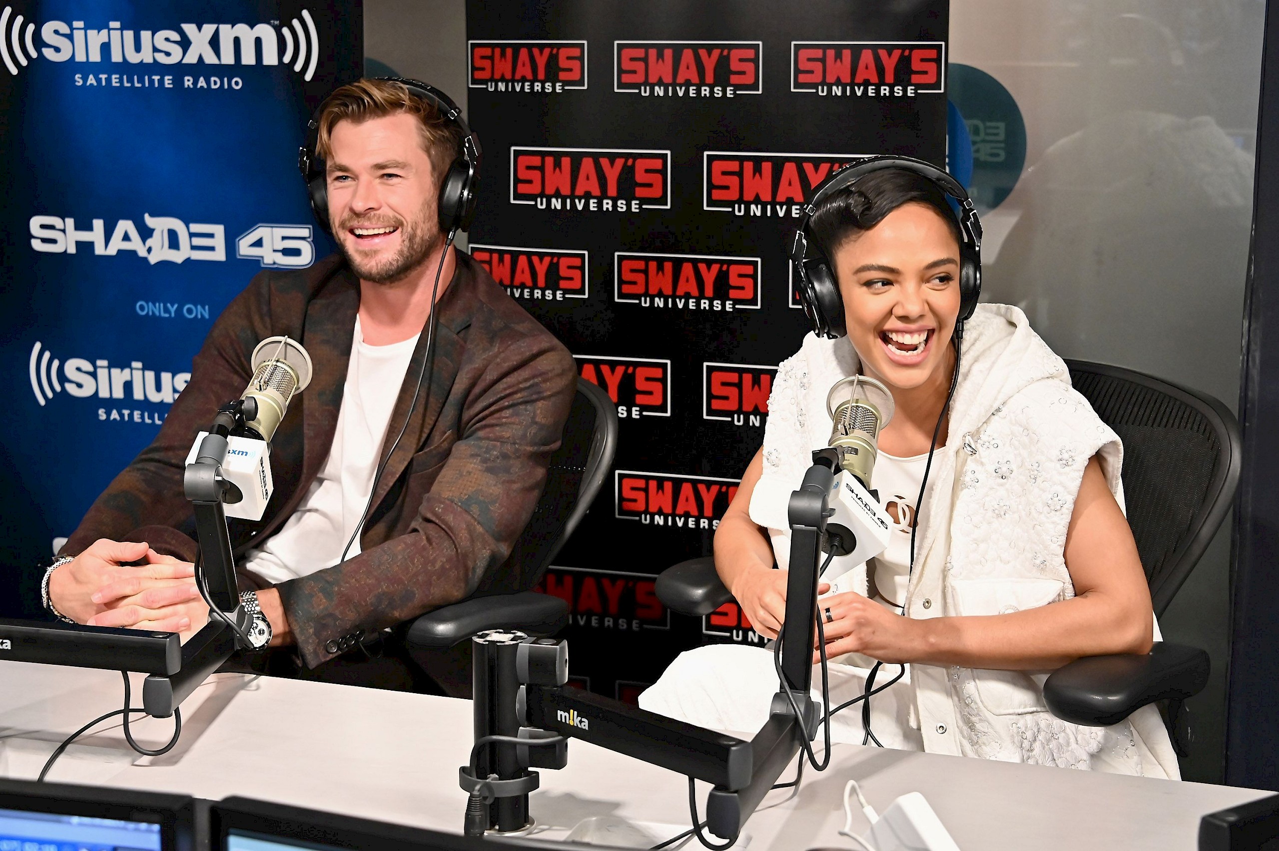 Tessa Thompson szerint Chris Hemsworth csak egy „izmos csecsemő”