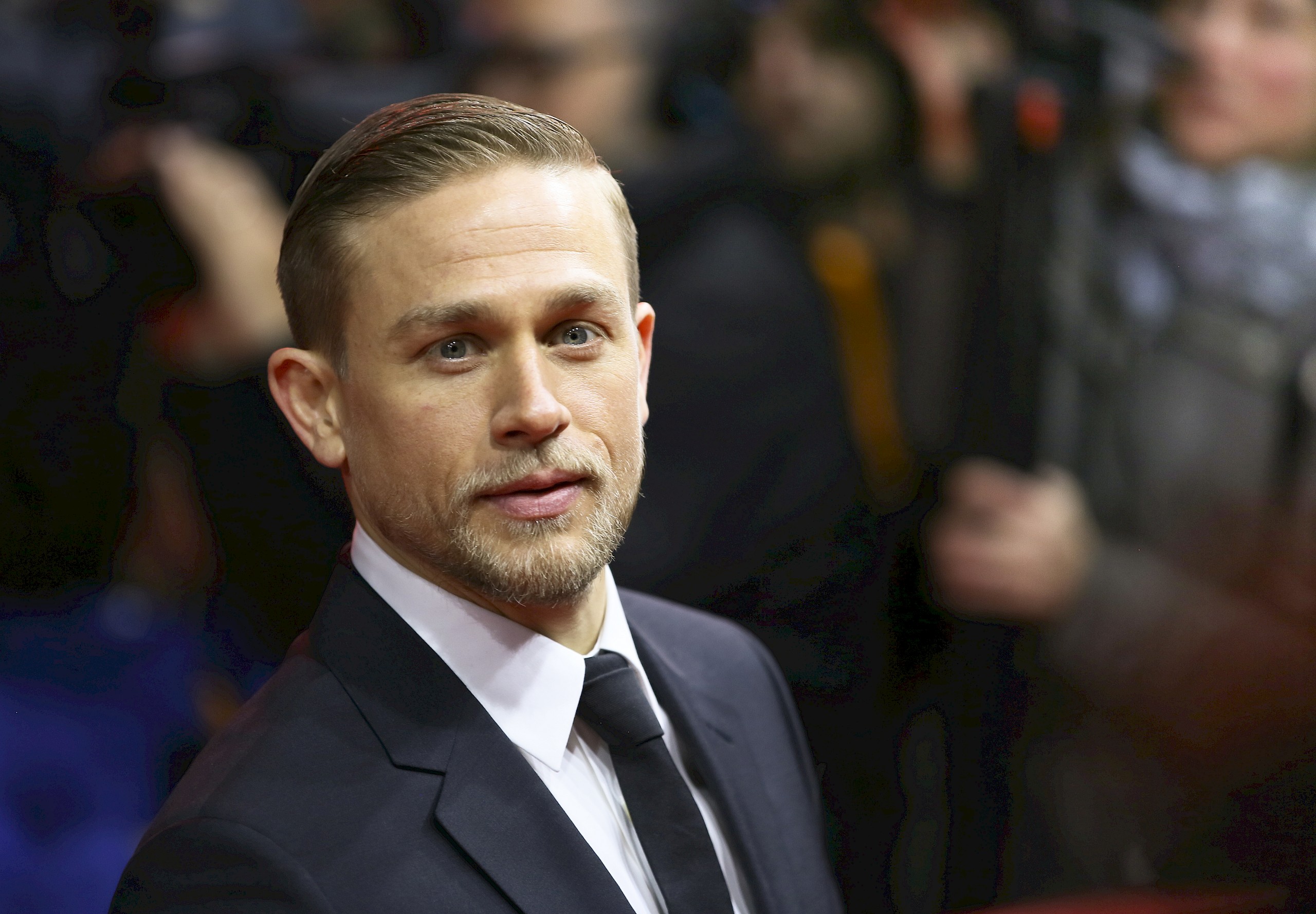 Monsters-rajongóknak kötelező: a 4 legjobb Charlie Hunnam-film, amit egyszer mindenkinek látnia kell
