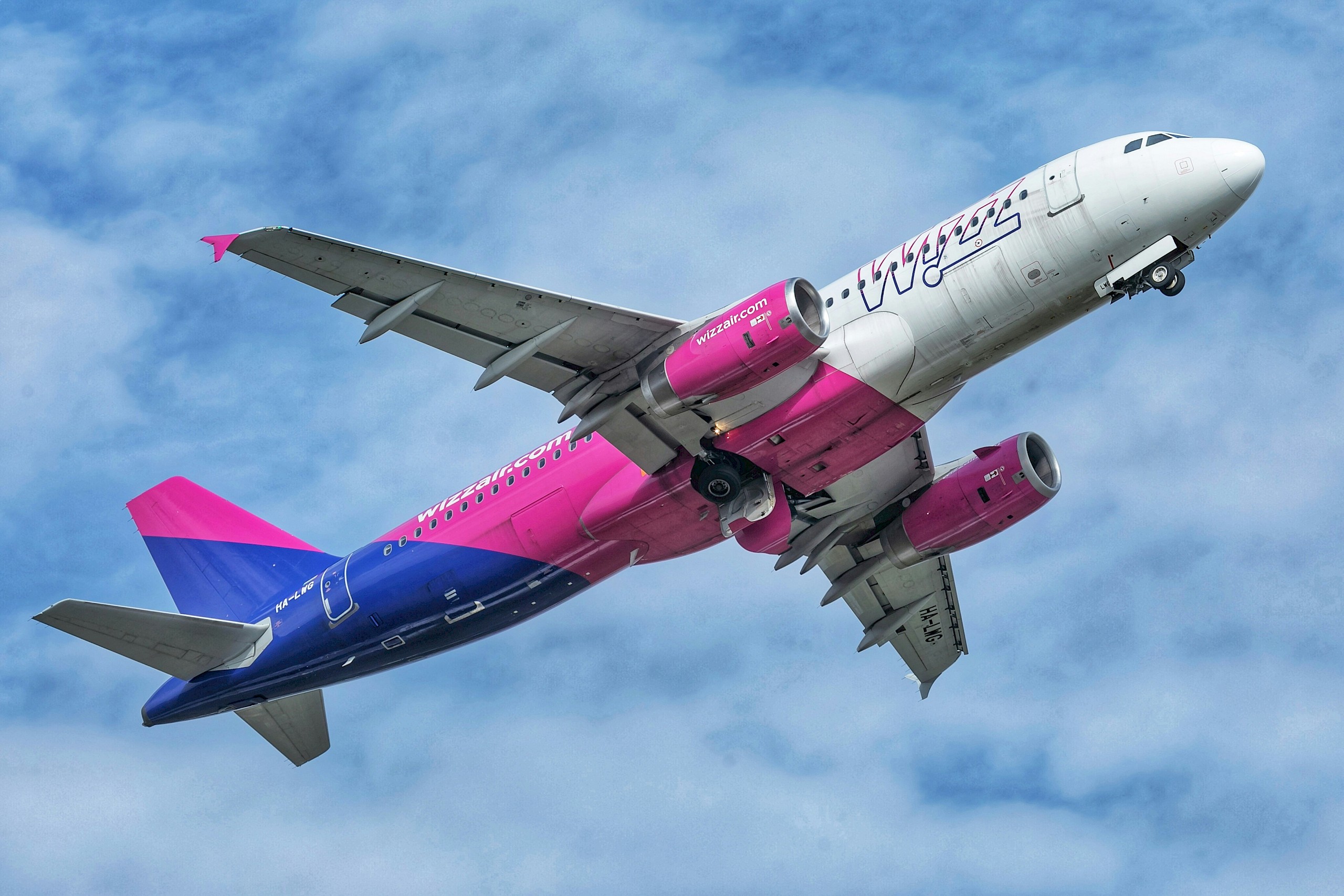 Meglepő újítást vezet be a Wizz Air, a változás a budapesti járatokat is érinti