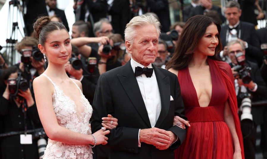 Ritka pillanat: Catherine Zeta-Jones gyönyörű lánya édesanyja ruhájában tündökölt