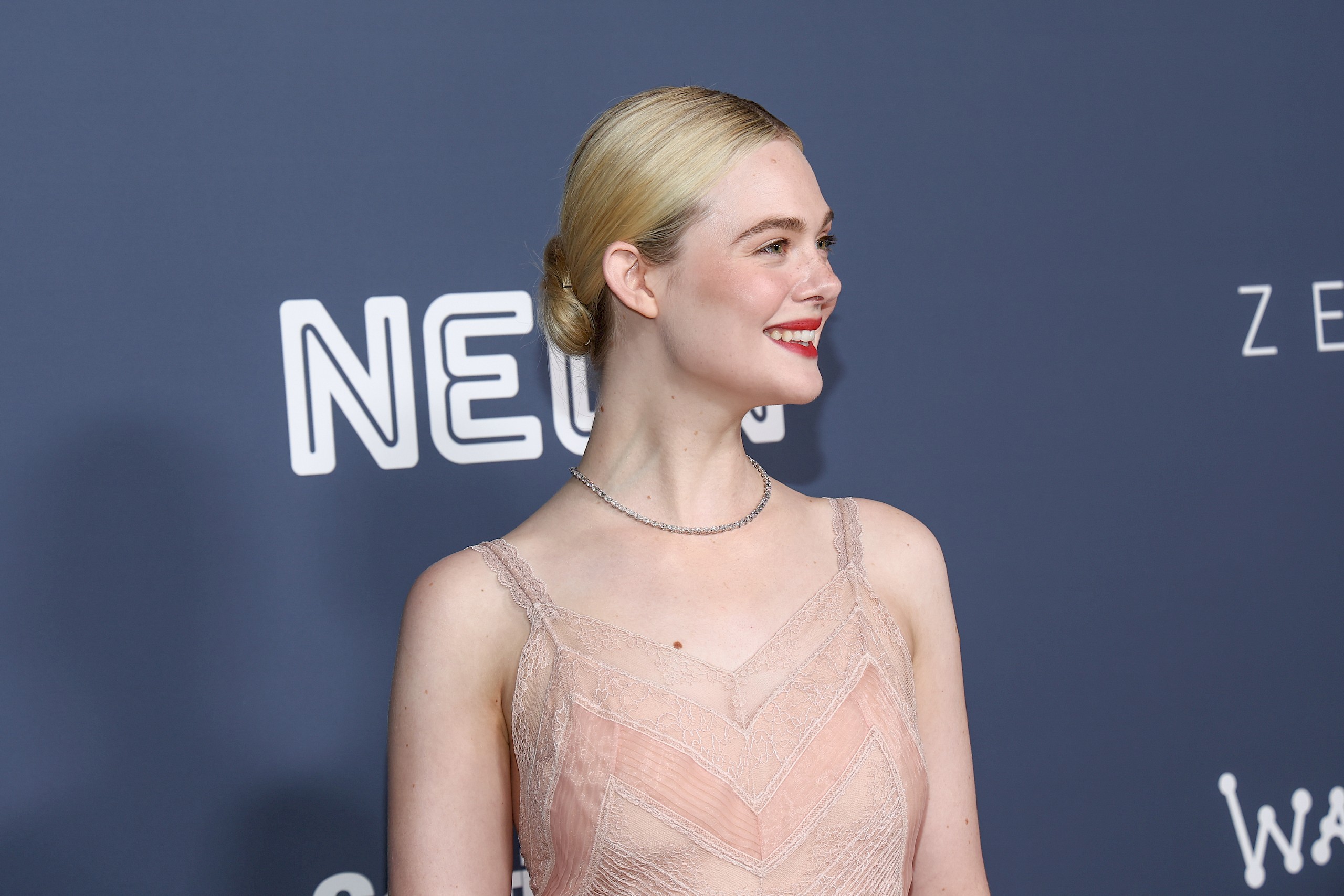 Elle Fanning áttetsző nude premierruhájában igazi modern hercegnőként ragyogott