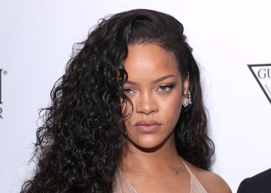 Rihanna Crocs papuccsal dobta fel szőrmebundás szettjét