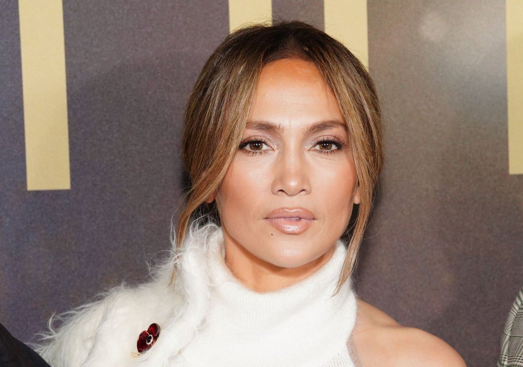 Jennifer Lopez áttetsző felsőben és 22 milliós Birkin táskával ment vacsorázni