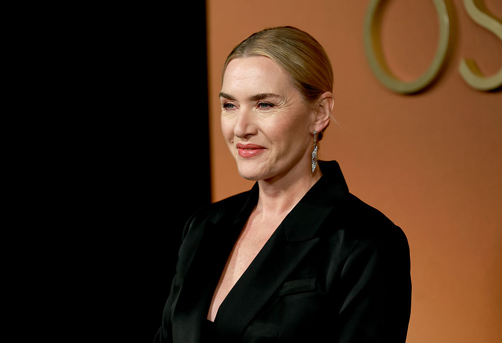Kate Winslet átlátszó macskaruhában találkozott Károly királlyal