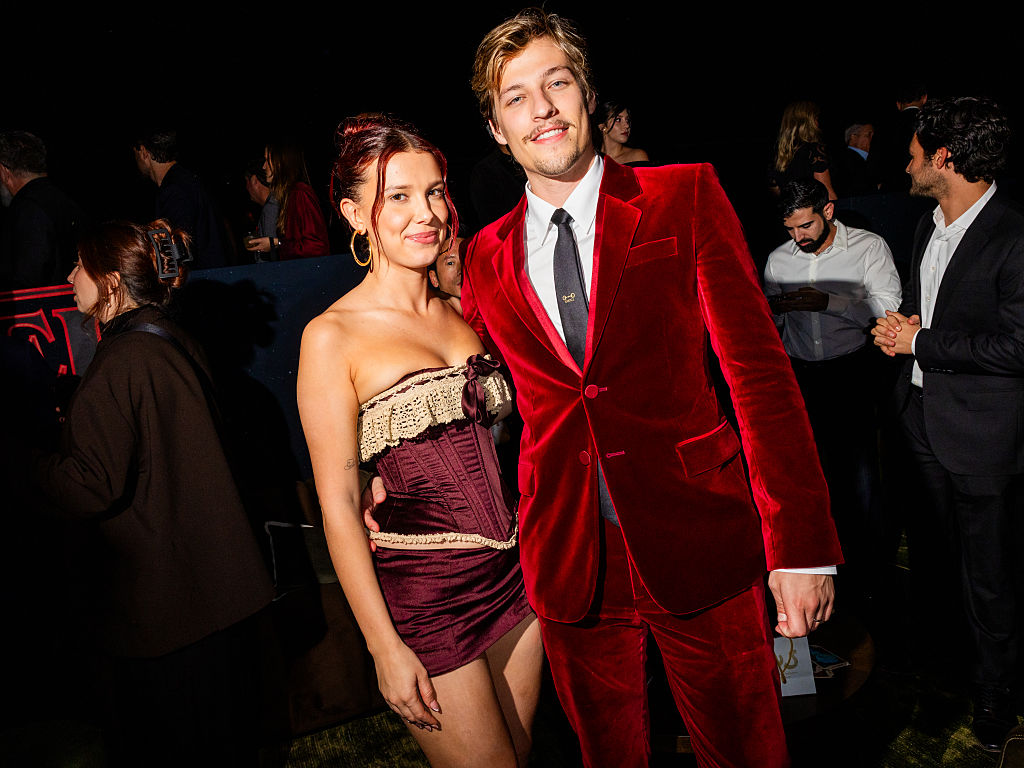 Millie Bobby Brown elárulta, melyik híres film zenéjére táncolt az esküvőjén