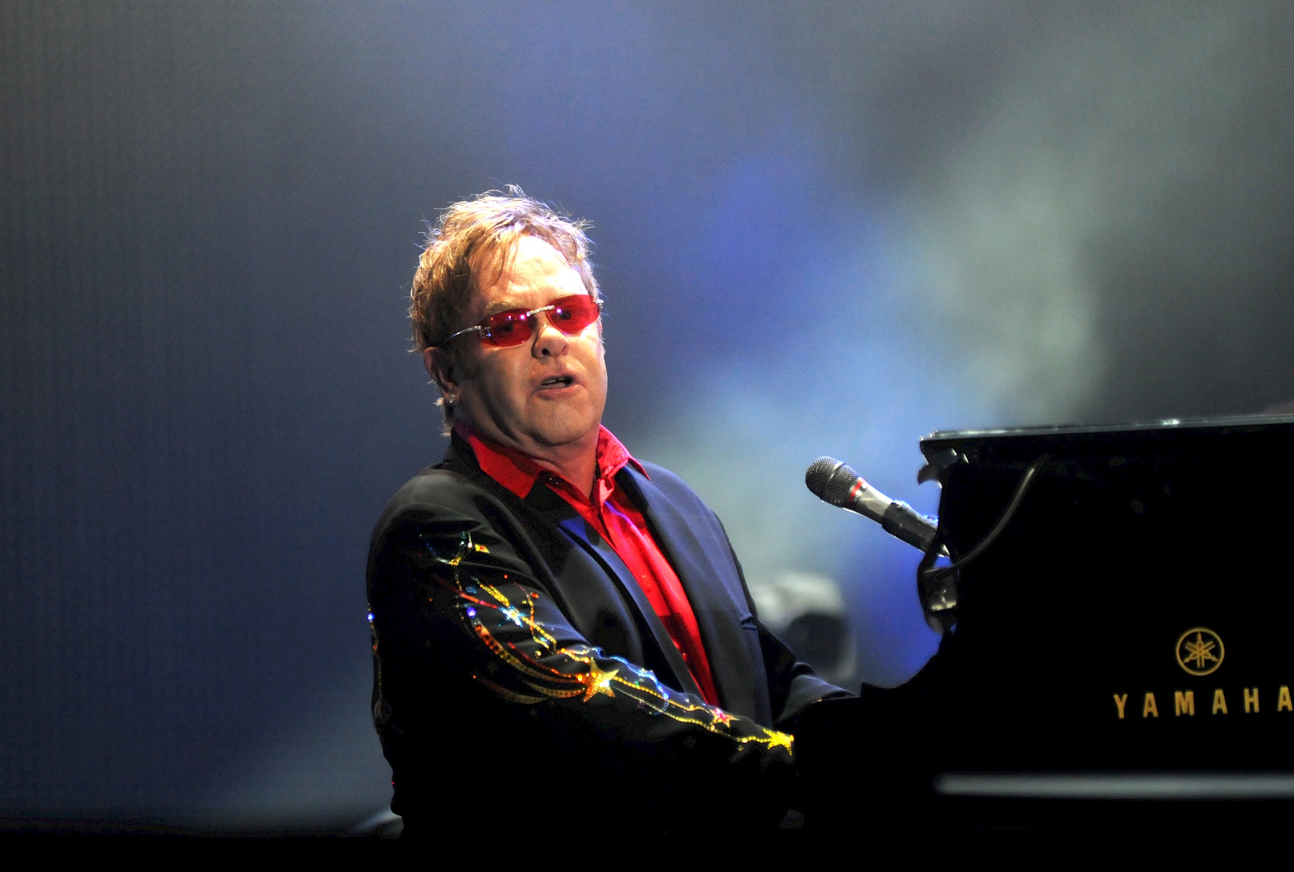 Elton John hamarosan elveszítheti látását – híres barátai segítenek neki