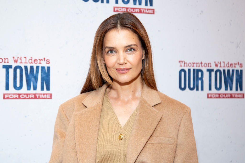 Katie Holmes trendi őszi utcai viseletté változtatta a pizsamát