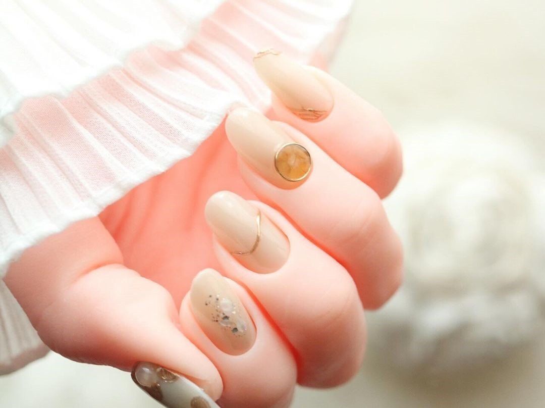 Kreatív módon tesz a műanyagszennyezés ellen egy japán manikűrös