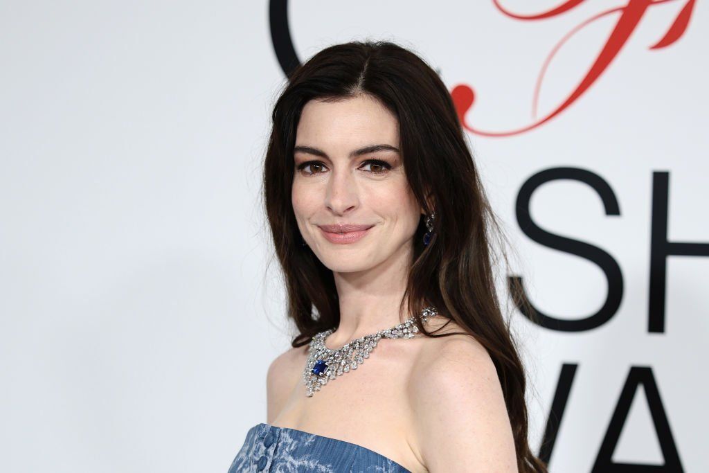 Újabb könyvét filmesítik meg a Velünk véget ér írójának, ezúttal Anne Hathaway-jel