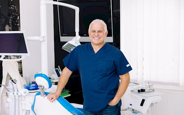 Dr. Konr&aacute;d L&aacute;szl&oacute; fog&aacute;szata