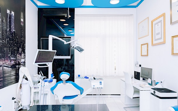 Dr. Konr&aacute;d L&aacute;szl&oacute; fog&aacute;szata