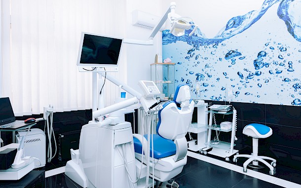 Dr. Konr&aacute;d L&aacute;szl&oacute; fog&aacute;szata