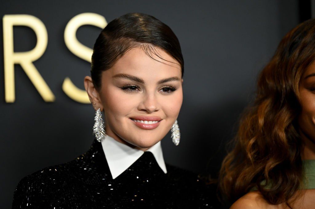 Selena Gomez vörös szőnyeges megjelenése előrevetíti a tél fő kabáttrendjét