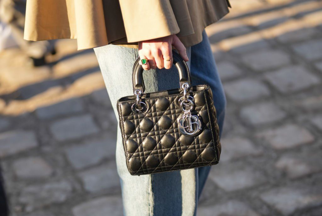 Látványos átalakítást kapott a Dior ikonikus táskája