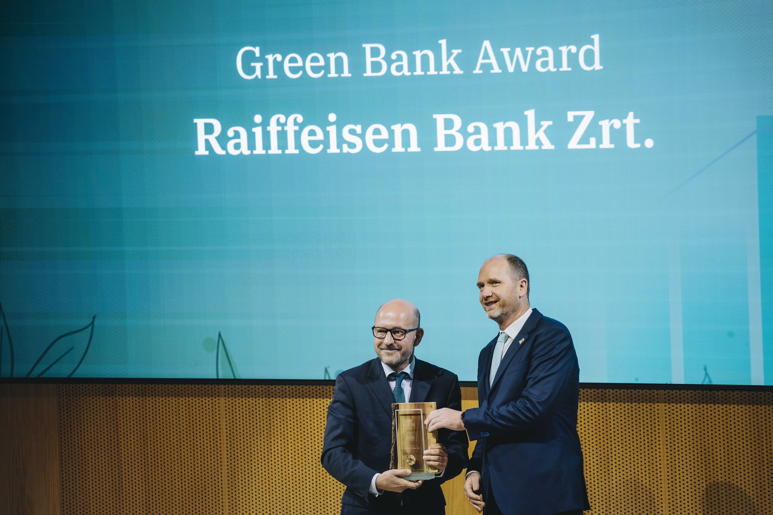 Ismét a Raiffeisen Bank nyerte az MNB Zöld Bank díját